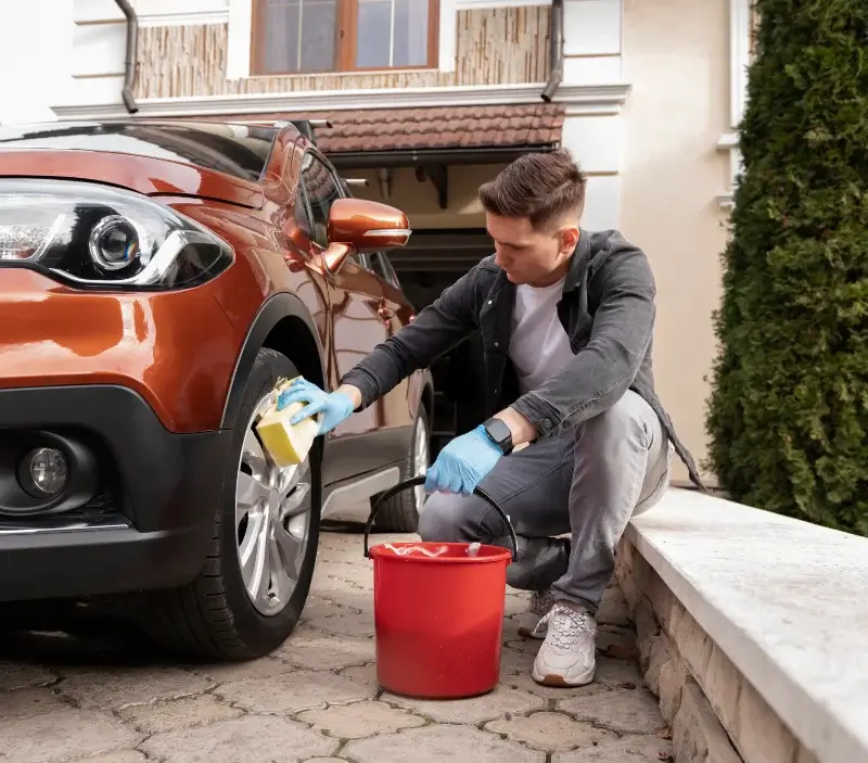 Lavage auto à domicile Marambat : professionnel intervenant sur un véhicule